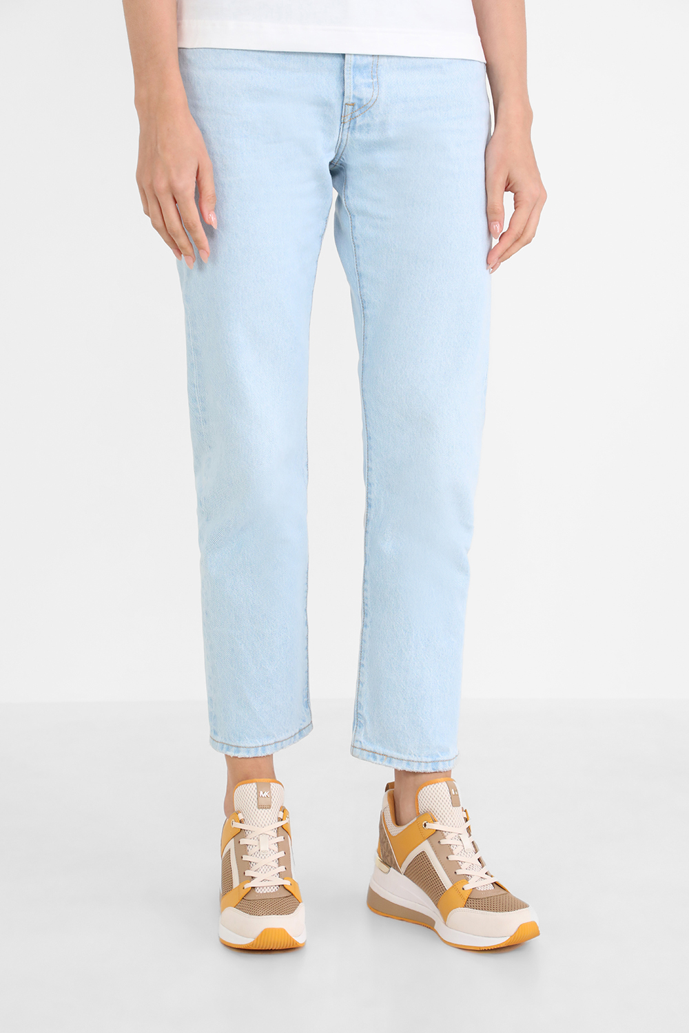 תמונת כל הלוק של נעלי סניקרס